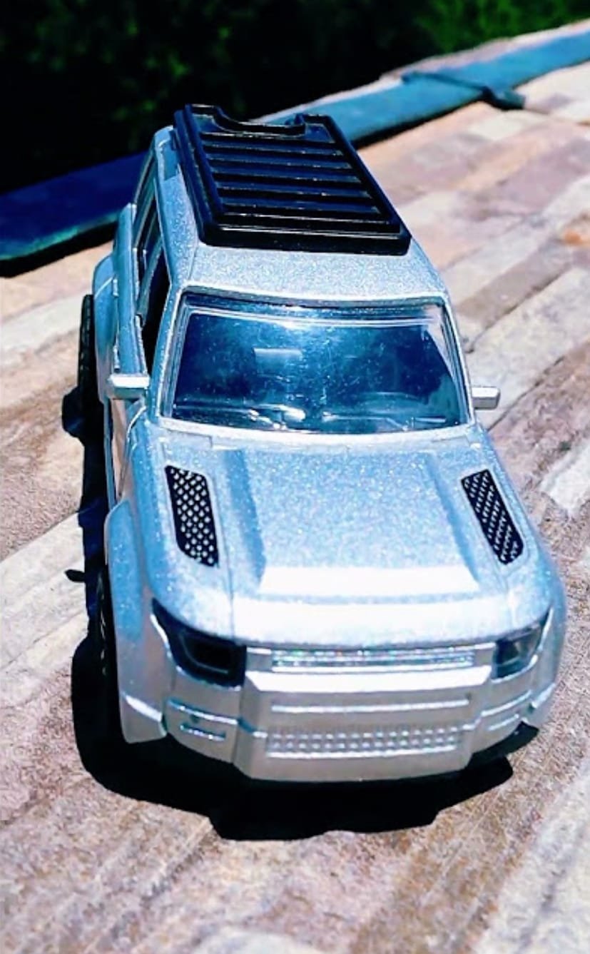 Land Rover Defender SUVLand Rover Defender SUV Diecast Alloy Metal Car Model Pull Back Car for Children Toys with Collection Gift Alloy Metal Car Model Pull Back Car for Children Toys